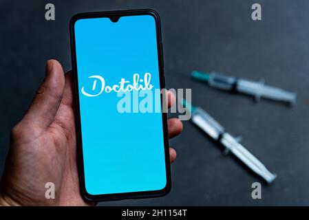 Barcelona, Spanien. 13. Okt, 2021. Die Doctolib App wird auf dem Bildschirm eines Mobiltelefons gesehen, das von Hand gehalten wird. Doctolib ist ein Online-Service zur Terminbuchung für Patienten und Ärzte (Foto: Davide Bonaldo/Sipa USA) Quelle: SIPA USA/Alamy Live News Stockfoto