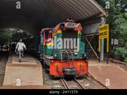 Matheran - Spielzeugzug Neral mit NDM1 Lokomotive am Bahnhof Aman Lodge Stockfoto