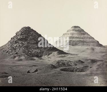 Ägypten, Sinai und Jerusalem: Eine Serie von zwanzig fotografischen Ansichten, mit Beschreibungen von Frau Poole und Reginald Stuart Poole: Die Pyramiden von Saqqara, aus dem Nordosten, 1858. Francis Frith (Großbritannien, 1822-1898). Albumin-Druck aus nassem Kollodionnegativ; Bild: 38.2 x 47.7 cm (15 1/16 x 18 3/4 in.); mattiert: 61 x 76.2 cm (24 x 30 in.). Stockfoto