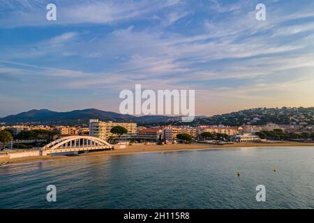 Luftaufnahme der Sainte-Maxime Küste und seine berühmte Brücke in Französische Riviera (Südfrankreich) Stockfoto