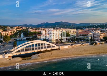 Luftaufnahme der Sainte-Maxime Küste und seine berühmte Brücke in Französische Riviera (Südfrankreich) Stockfoto