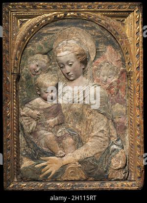 Madonna mit Kind, C. 1470. Workshop von Antonio Rossellino (Italienisch, 1427-1479). Bemalte Stuck mit Spuren von vergoldung; Insgesamt: 65,1 cm (32 7/8 x 25 5/8 83,5 x in.). Stockfoto