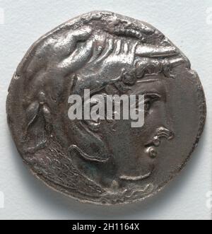 Tetradrachme: Kopf von Alexander dem Großen, r., in Elefantenhaut Kopfschmuck (Vorderseite), 310-305 v. Chr. Griechisch, Alexandria (Ägypten), Herrschaft von Ptolemäus I. Soter. Silber; insgesamt 2.9 cm (1 1/8 Zoll). Stockfoto