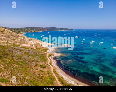 Luftaufnahme der Strandpromenade von l'Escalet in Ramatuelle (Französische Riviera, Südfrankreich) Stockfoto