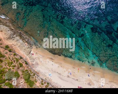 Luftaufnahme des Strandes von Briande in La Croix-Valmer (Französische Riviera, Südfrankreich) Stockfoto