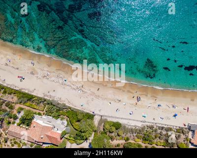 Luftaufnahme des Strandes von Briande in La Croix-Valmer (Französische Riviera, Südfrankreich) Stockfoto