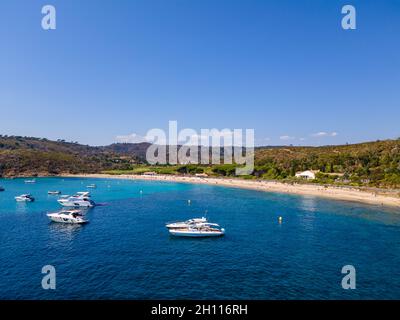 Luftaufnahme des Strandes von Briande in La Croix-Valmer (Französische Riviera, Südfrankreich) Stockfoto