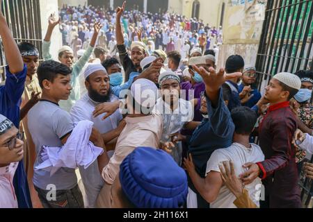 Islamistische Aktiven Bangladeschs treffen auf Polizisten im Bereich der Baitul Mukarram Moschee in Dhaka, Bangladesch. Oktober 2021. Nach dem Freitagnachmittag kam es zu Zusammenstößen zwischen muslimischen Demonstranten und Polizisten, als Menschen gegen eine angebliche Entweihung des Heiligen Korans in Comilla protestierten. (Foto von Suvra Kanti das/Sipa USA) Quelle: SIPA USA/Alamy Live News Stockfoto