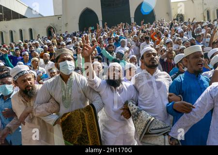 Islamistische Aktiven Bangladeschs treffen auf Polizisten im Bereich der Baitul Mukarram Moschee in Dhaka, Bangladesch. Oktober 2021. Nach dem Freitagnachmittag kam es zu Zusammenstößen zwischen muslimischen Demonstranten und Polizisten, als Menschen gegen eine angebliche Entweihung des Heiligen Korans in Comilla protestierten. (Foto von Suvra Kanti das/Sipa USA) Quelle: SIPA USA/Alamy Live News Stockfoto