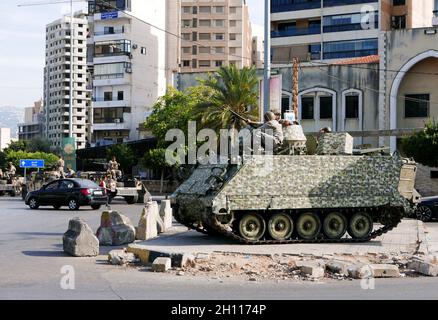 Beirut, Libanon. Oktober 2021. Militärpanzer patrouillieren auf dem Tayoune-Platz, Beirut, Libanon, 15. Oktober 2021, Während des nationalen Trauertages für die Opfer des jüngsten Schussfeuers. Während vier von acht Opfern von Amal und der Hisbollah in zwei verschiedenen Beerdigungen begraben wurden, wurde eine starke militärische Präsenz in den Straßen von Beirut verzeichnet. (Foto: Elisa Gestri/Sipa USA) Quelle: SIPA USA/Alamy Live News Stockfoto