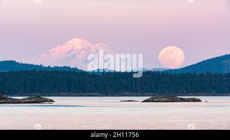 Supermoon über Mount Baker im Bundesstaat Washington aus Sidney, BC, Kanada (auf Vancouver Island) Stockfoto