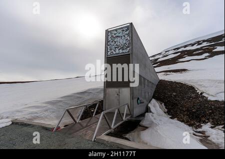 Der Eingang zum Svalbard Global Seed Vault, der in einen schneebedeckten Berg gebaut wurde. Longyearbyen, Spitzbergen Island, Svalbard, Norwegen. Stockfoto