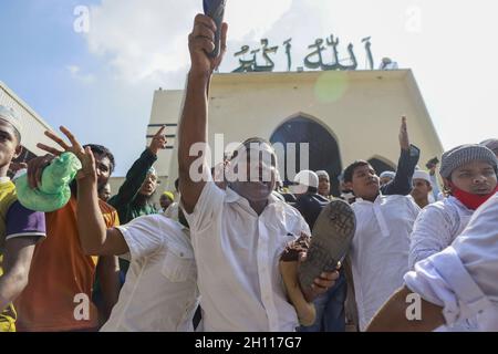 Islamistische Aktiven Bangladeschs treffen auf Polizisten im Bereich der Baitul Mukarram Moschee in Dhaka, Bangladesch. Oktober 2021. Nach dem Freitagnachmittag kam es zu Zusammenstößen zwischen muslimischen Demonstranten und Polizisten, als Menschen gegen eine angebliche Entweihung des Heiligen Korans in Comilla protestierten. (Foto von Suvra Kanti das/Sipa USA) Quelle: SIPA USA/Alamy Live News Stockfoto