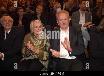 München, Deutschland. Oktober 2021. Der ehemalige Münchner Oberbürgermeister Christian Ude und seine Frau Edith von Welser-Uden sitzen bei der Eröffnung des neuen Münchner Volkstheaters im Publikum. Quelle: Felix Hörhager/dpa/Alamy Live News Stockfoto