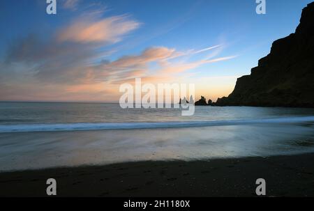 Kirkjubaejarklaustur, Island. Oktober 2021. 2. Oktober 2021: Herbstuntergang am schwarzen Sandstrand von Vik, Vik, Island. Quelle: Cal Sport Media/Alamy Live News Stockfoto