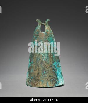 Glocke mit Rautenförmige, Insignia, 300s-100s BC. China, entlang der südlichen Grenzen, östliche Zhou-dynastie (771-256 v. Chr.) - Han Dynastie (202 BC-AD 220). Bronze; insgesamt: 24.1 cm (9 1/2 in.). Stockfoto