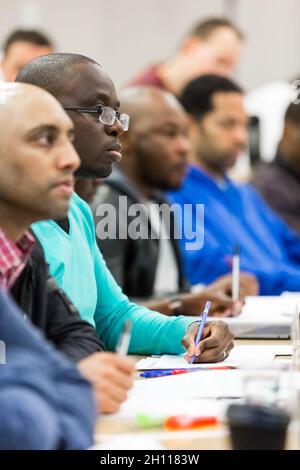 JOHANNESBURG, SÜDAFRIKA - 11. Aug 2021: Verschiedene Erwachsene Delegierte auf Business-Vortrag in einem Klassenzimmer Stockfoto