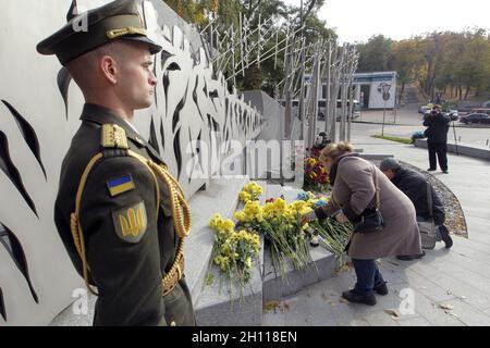 Kiew, Ukraine. Oktober 2021. KIEW, UKRAINE - 14. OKTOBER 2021 - Menschen legen Blumen an der Gedenkstätte für die Soldaten, die im Krieg der Russischen Föderation gegen die Ukraine während der Gedenkfeier anlässlich des Tages der Verteidiger und Verteidiger der Ukraine starben, Kiew, Hauptstadt der Ukraine Kredit: Ukrinform/Alamy Live News Stockfoto