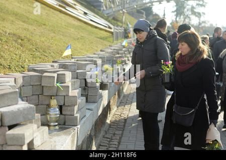 Kiew, Ukraine. Oktober 2021. KIEW, UKRAINE - 14. OKTOBER 2021 - Kiewer gedenken in der Allee der Himmlischen Hundert Helden des Tages der Verteidiger und Verteidiger der Ukraine, Kiew, Hauptstadt der Ukraine Credit: Ukrinform/Alamy Live News Stockfoto