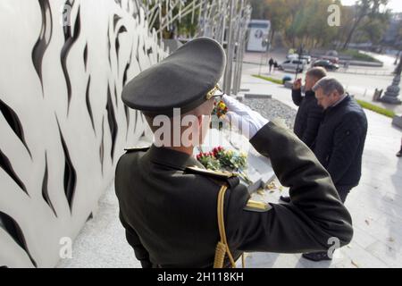 Kiew, Ukraine. Oktober 2021. KIEW, UKRAINE - 14. OKTOBER 2021 - die Teilnehmer einer Blumenverlegezeremonie werden am Denkmal für die Soldaten gesehen, die im Krieg der Russischen Föderation gegen die Ukraine am Tag der Verteidiger und Verteidiger der Ukraine gestorben sind, Kiew, Hauptstadt der Ukraine.Quelle: Ukrinform/Alamy Live News Stockfoto