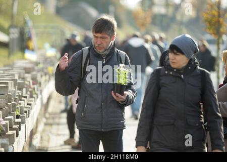 Kiew, Ukraine. Oktober 2021. KIEW, UKRAINE - 14. OKTOBER 2021 - Kiewer gedenken in der Allee der Himmlischen Hundert Helden des Tages der Verteidiger und Verteidiger der Ukraine, Kiew, Hauptstadt der Ukraine Credit: Ukrinform/Alamy Live News Stockfoto