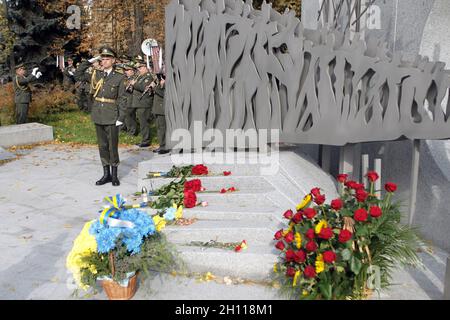 Kiew, Ukraine. Oktober 2021. KIEW, UKRAINE - 14. OKTOBER 2021 - Menschen legen Blumen an der Gedenkstätte für die Soldaten, die im Krieg der Russischen Föderation gegen die Ukraine während der Gedenkfeier anlässlich des Tages der Verteidiger und Verteidiger der Ukraine starben, Kiew, Hauptstadt der Ukraine Kredit: Ukrinform/Alamy Live News Stockfoto