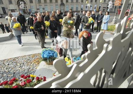 Kiew, Ukraine. Oktober 2021. KIEW, UKRAINE - 14. OKTOBER 2021 - Menschen legen Blumen an der Gedenkstätte für die Soldaten, die im Krieg der Russischen Föderation gegen die Ukraine während der Gedenkfeier anlässlich des Tages der Verteidiger und Verteidiger der Ukraine starben, Kiew, Hauptstadt der Ukraine Kredit: Ukrinform/Alamy Live News Stockfoto