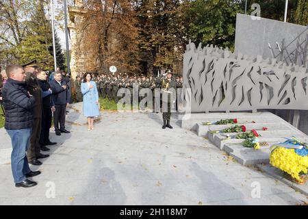 Kiew, Ukraine. Oktober 2021. KIEW, UKRAINE - 14. OKTOBER 2021 - die Teilnehmer einer Blumenverlegezeremonie werden am Denkmal für die Soldaten gesehen, die im Krieg der Russischen Föderation gegen die Ukraine am Tag der Verteidiger und Verteidiger der Ukraine gestorben sind, Kiew, Hauptstadt der Ukraine.Quelle: Ukrinform/Alamy Live News Stockfoto