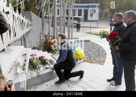 Kiew, Ukraine. Oktober 2021. KIEW, UKRAINE - 14. OKTOBER 2021 - Ein Mann legt Blumen an die Gedenkstätte für die Soldaten, die im Krieg der Russischen Föderation gegen die Ukraine während der Gedenkfeier anlässlich des Tages der Verteidiger und Verteidiger der Ukraine starben, Kiew, Hauptstadt der Ukraine Kredit: Ukrinform/Alamy Live News Stockfoto