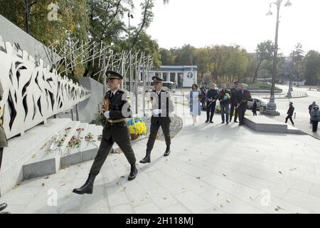 Kiew, Ukraine. Oktober 2021. KIEW, UKRAINE - 14. OKTOBER 2021 - die Teilnehmer einer Blumenverlegezeremonie werden am Denkmal für die Soldaten gesehen, die im Krieg der Russischen Föderation gegen die Ukraine am Tag der Verteidiger und Verteidiger der Ukraine gestorben sind, Kiew, Hauptstadt der Ukraine.Quelle: Ukrinform/Alamy Live News Stockfoto