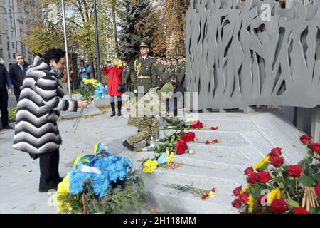Kiew, Ukraine. Oktober 2021. KIEW, UKRAINE - 14. OKTOBER 2021 - Menschen legen Blumen an der Gedenkstätte für die Soldaten, die im Krieg der Russischen Föderation gegen die Ukraine während der Gedenkfeier anlässlich des Tages der Verteidiger und Verteidiger der Ukraine starben, Kiew, Hauptstadt der Ukraine Kredit: Ukrinform/Alamy Live News Stockfoto