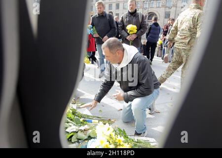 Kiew, Ukraine. Oktober 2021. KIEW, UKRAINE - 14. OKTOBER 2021 - Ein Mann legt Blumen an die Gedenkstätte für die Soldaten, die im Krieg der Russischen Föderation gegen die Ukraine während der Gedenkfeier anlässlich des Tages der Verteidiger und Verteidiger der Ukraine starben, Kiew, Hauptstadt der Ukraine Kredit: Ukrinform/Alamy Live News Stockfoto