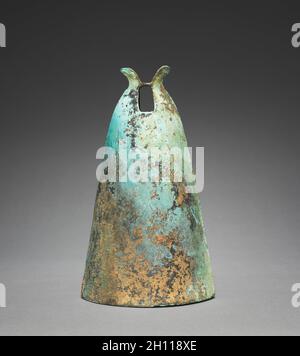 Glocke mit Rautenförmige, Insignia, 300s-100s BC. China, entlang der südlichen Grenzen, östliche Zhou-dynastie (771-256 v. Chr.) - Han Dynastie (202 BC-AD 220). Bronze; insgesamt: 24.1 cm (9 1/2 in.). Stockfoto