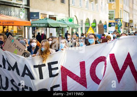 München, Deutschland. Oktober 2021. Fridays for future demostriert in München bis zu 130 Klimaaktivist*innen sammeln sich am 15.10.2021 in München, um für mehr Klimaschutz zu demonstrieren. - bis zu 130 Klimaaktivisten versammelten sich am 15. Oktober 2021 in München, um für mehr Klimaschutz zu protestieren. (Foto: Alexander Pohl/Sipa USA) Quelle: SIPA USA/Alamy Live News Stockfoto