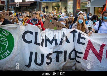 München, Deutschland. Oktober 2021. Fridays for future demostriert in München bis zu 130 Klimaaktivist*innen sammeln sich am 15.10.2021 in München, um für mehr Klimaschutz zu demonstrieren. - bis zu 130 Klimaaktivisten versammelten sich am 15. Oktober 2021 in München, um für mehr Klimaschutz zu protestieren. (Foto: Alexander Pohl/Sipa USA) Quelle: SIPA USA/Alamy Live News Stockfoto