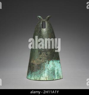 Glocke mit Rautenförmige, Insignia, 300s-100s BC. China, entlang der südlichen Grenzen, östliche Zhou-dynastie (771-256 v. Chr.) - Han Dynastie (202 BC-AD 220). Bronze; insgesamt: 24.1 cm (9 1/2 in.). Stockfoto