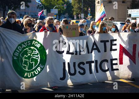 München, Deutschland. Oktober 2021. Fridays for future demostriert in München bis zu 130 Klimaaktivist*innen sammeln sich am 15.10.2021 in München, um für mehr Klimaschutz zu demonstrieren. - bis zu 130 Klimaaktivisten versammelten sich am 15. Oktober 2021 in München, um für mehr Klimaschutz zu protestieren. (Foto: Alexander Pohl/Sipa USA) Quelle: SIPA USA/Alamy Live News Stockfoto