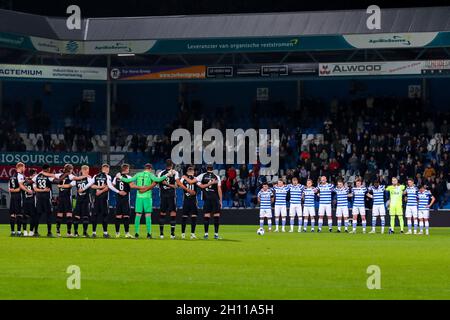 DOETINCHEM, NIEDERLANDE - 15. OKTOBER: Eine Schweigeminute der Fans und beider Teams als Zeichen des Respekts gegen Roy Ebbers und Henk Ellens, die letzte Woche beim Keuken Kampioen Divisie-Spiel zwischen De Graafschap und dem FC Eindhoven am 15. Oktober 2021 in De Vijverberg in Doetinchem ums Leben kamen, Niederlande (Foto: Marcel ter Bals/Orange Picics) Kredit: Orange Pics BV/Alamy Live News Stockfoto