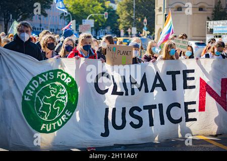 München, Deutschland. Oktober 2021. Fridays for future demostriert in München bis zu 130 Klimaaktivist*innen sammeln sich am 15.10.2021 in München, um für mehr Klimaschutz zu demonstrieren. - bis zu 130 Klimaaktivisten versammelten sich am 15. Oktober 2021 in München, um für mehr Klimaschutz zu protestieren. (Foto: Alexander Pohl/Sipa USA) Quelle: SIPA USA/Alamy Live News Stockfoto