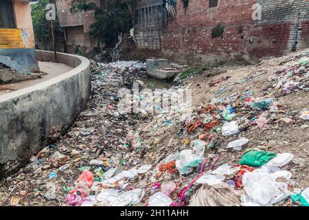 LUCKNOW, INDIEN - 3. FEBRUAR 2017: Verschmutzter Strom in Lucknow, Bundesstaat Uttar Pradesh, Indien Stockfoto