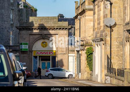 15. Oktober 2021. Elgin, Moray, Schottland, Großbritannien. Dies ist eine Straßenszene aus dem Stadtzentrum von Elgin an einem sonnigen Oktobermorgen. Stockfoto