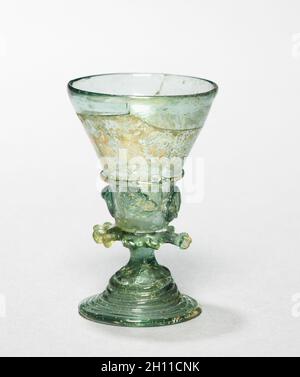 Becher (Berkemeyer), C. 1525-1550. Deutschland, 16. Grünes Glas; gesamt: 7 cm (2 3/4 in.). Stockfoto