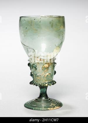 Becher (Berkemeyer), C. 1525-1550. Deutschland, 16. Grünes Glas; Insgesamt: 12,6 cm (4 15/16 in.). Stockfoto