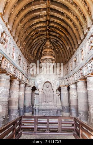 AJANTA, INDIEN - 6. FEBRUAR 2017: Das Innere des buddhistischen chaitya-Gebetshauses, Höhle 19, in einer Klippe in Ajanta, Bundesstaat Maharasthra, Indien, geschnitzt Stockfoto