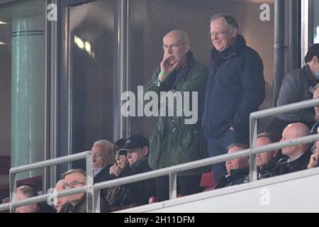 15. Oktober 2021, Niedersachsen, Hannover: Fußball: 2. Bundesliga, Hannover 96 - FC Schalke 04, Spieltag 10, in der HDI Arena. Stephan weil (r-l, SPD), niedersächsischer Ministerpräsident, Kriminologe Christian Pfeiffer, der Scorpions-Sänger Klaus Meine und seine Frau Gaby sowie der Neurochirurg Madjid Samii schauen sich das Spiel an. Foto: Julian Stratenschulte/dpa - WICHTIGER HINWEIS: Gemäß den Bestimmungen der DFL Deutsche Fußball Liga und/oder des DFB Deutscher Fußball-Bund ist es untersagt, im Stadion und/oder vom Spiel aufgenommene Fotos in Form von Sequenzbildern und/oder Aufnahmen zu verwenden oder zu verwenden Stockfoto