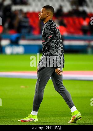 Paris, Frankreich. Oktober 2021. PARIJS, FRANKREICH - 15. OKTOBER: Kylian Mbappe von Paris Saint-Germain während des Spiels der französischen Ligue 1 zwischen Paris Saint-Germain und Angers im Parc des Princes am 15. Oktober 2021 in Parijs, Frankreich (Foto von Matthieu Mirville/Orange Picics) Credit: Orange Pics BV/Alamy Live News Stockfoto