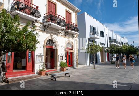 Fußgängerzone in der Mgr. Makarios 111 Avenue in der Altstadt von Paphos, Paphos, Zypern. Stockfoto