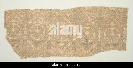 Textile Fragment, aus dem 13. Jahrhundert. Spanien, Mudejar, aus dem 13. Jahrhundert. Compound Twill: Seide, Gold und Bettwäsche; gesamt: 26,5 x 60,7 cm (10 5/6 x 23 7/8 in.). Stockfoto