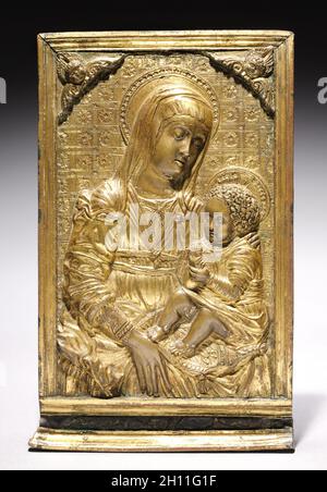 Pax mit der Madonna und Kind, 1400. Nachfolger von Antonio Rossellino (Italienisch, 1427-1479). Vergoldeter Bronze, Silber und blauer Emailfarbe; gesamt: 15,9 x 10,3 x 4 cm (6 1/4 x 4 1/16 x 1 9/16 in.). Stockfoto