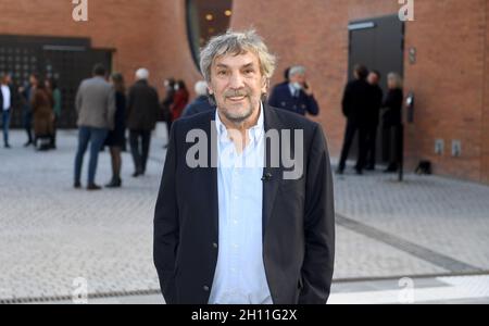 München, Deutschland. Oktober 2021. Christian Stückl, künstlerischer Leiter des neuen Münchner Volkstheaters, steht während der Eröffnung vor dem Münchner Volkstheater. Quelle: Felix Hörhager/dpa/Alamy Live News Stockfoto